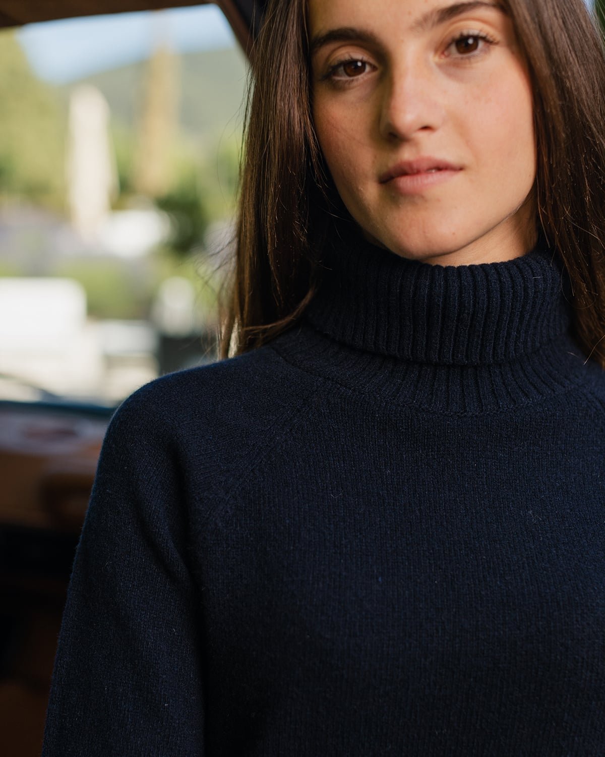 AK MC Women's roll neck pure cashmere sweater in navy - Alexander